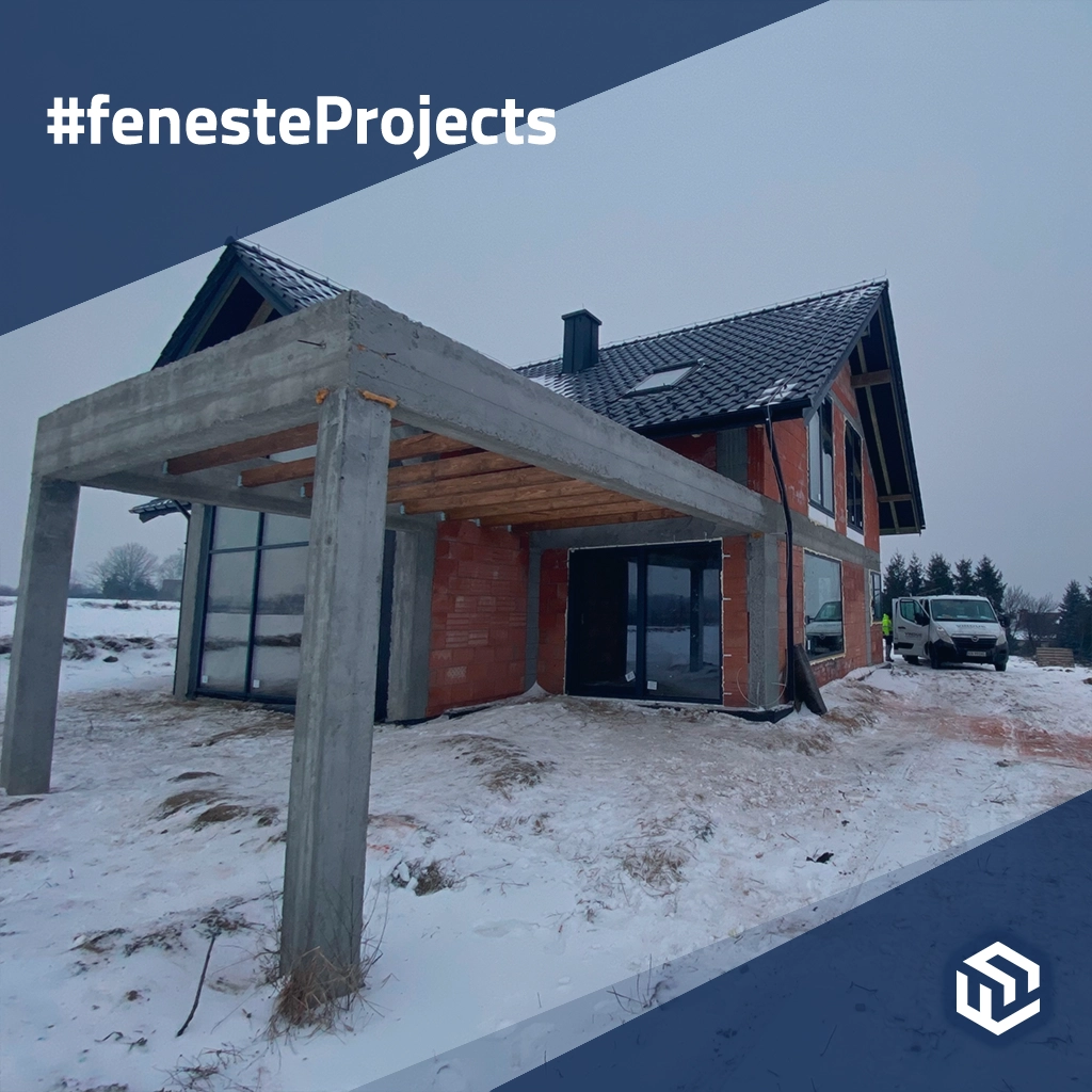 Haus mit großer Terrasse und Panoramaverglasung produkte fensterrollos    