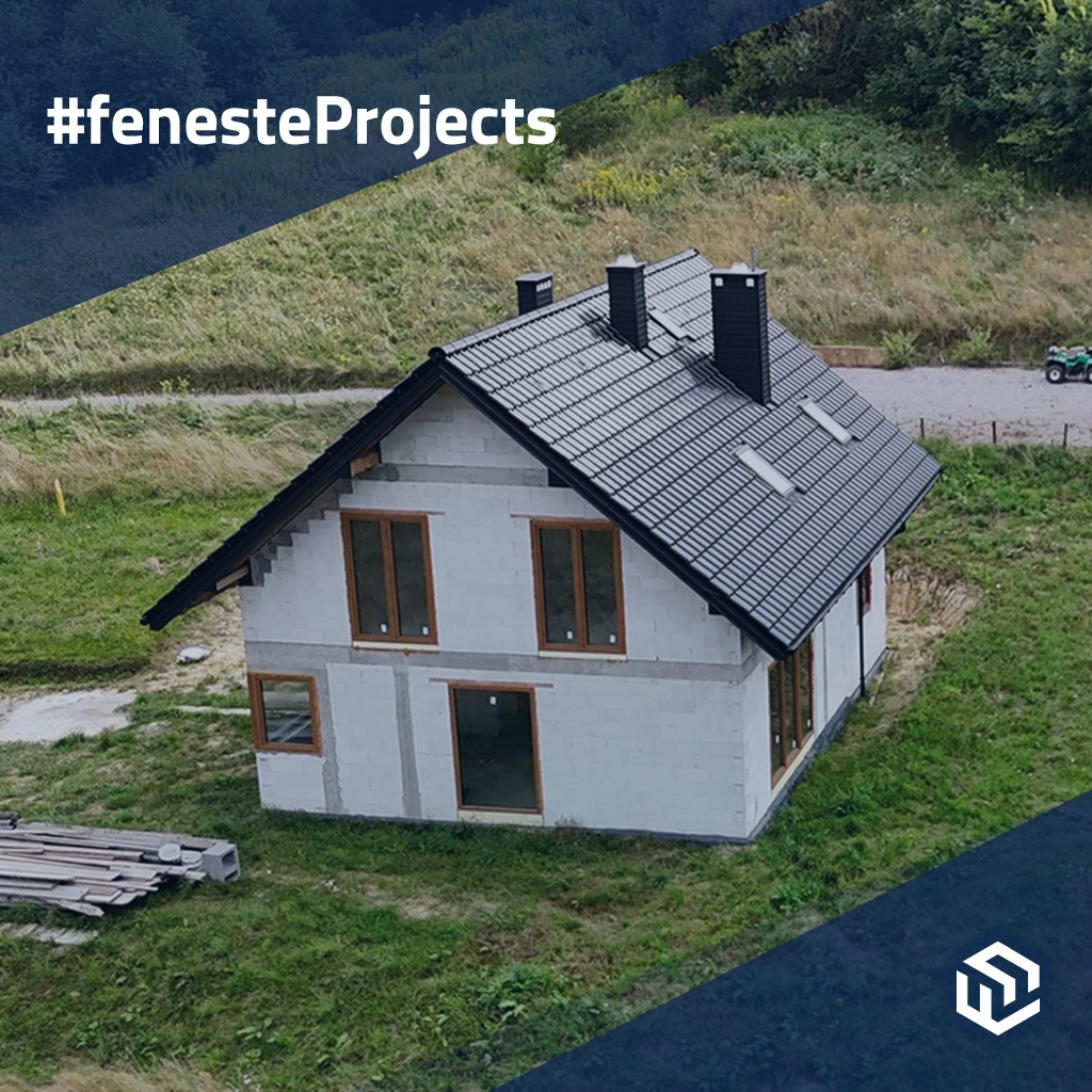 Kleines Haus unter dem Wald mit braunen Fenstern 🎥. projekte     