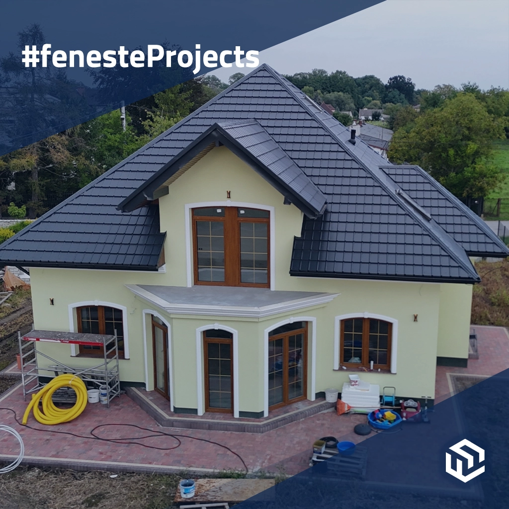 Haus im klassischen Stil mit goldenen Sprossen 🎥. produkte terrassen-schiebetueren    